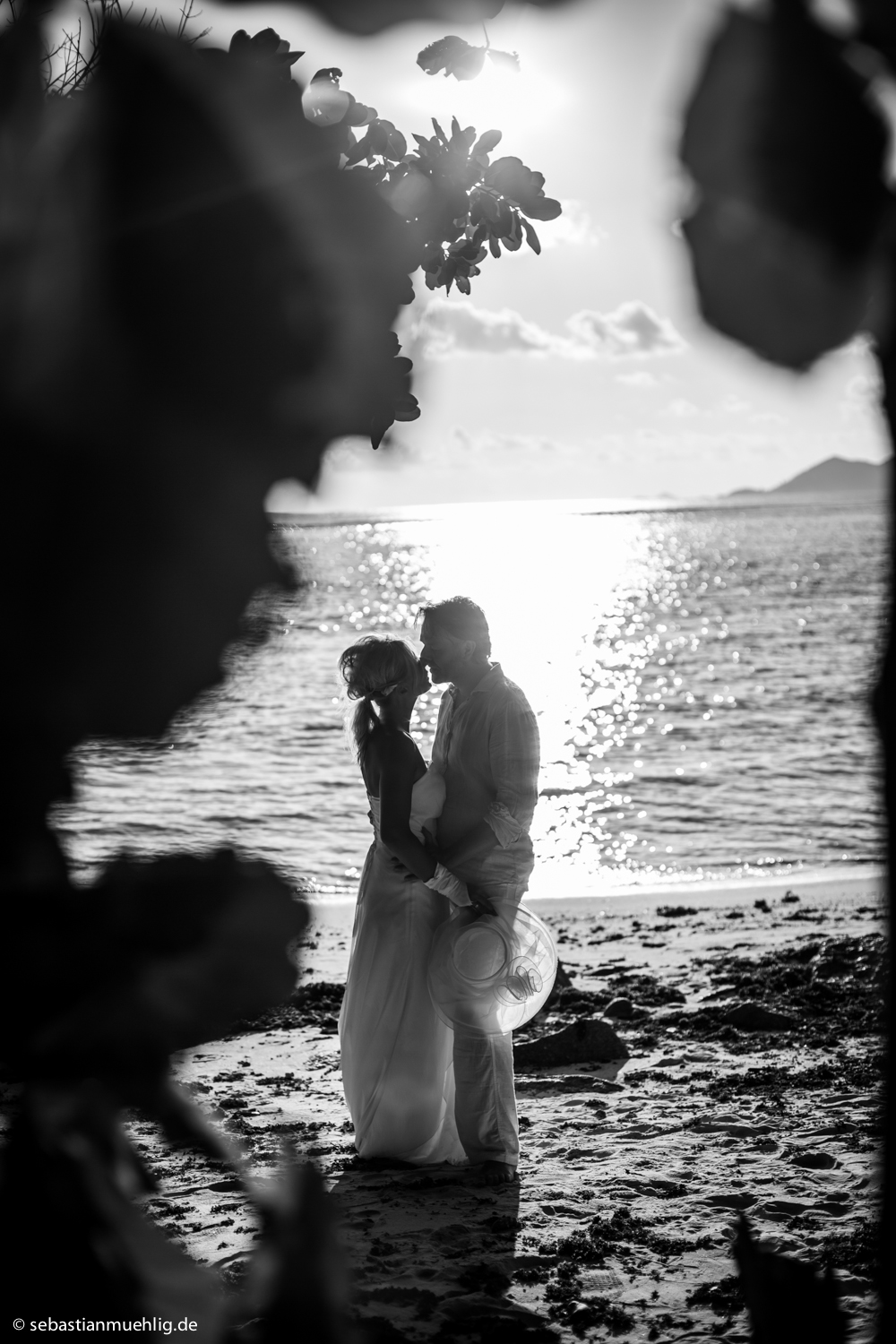 Brautpaar im Gegenlicht, Schwarzweißfoto auf La Digue