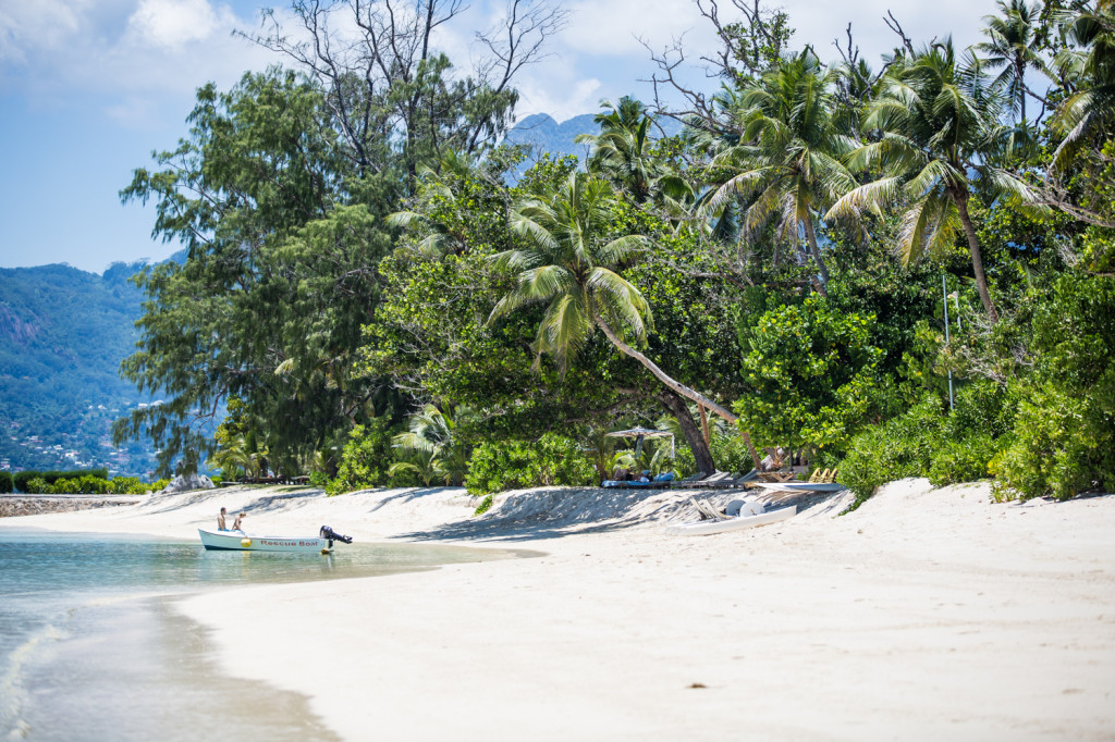 Strand mit Palmen und Boot auf den Seychellen, Hochzeitsfotograf Sebastian Mühlig