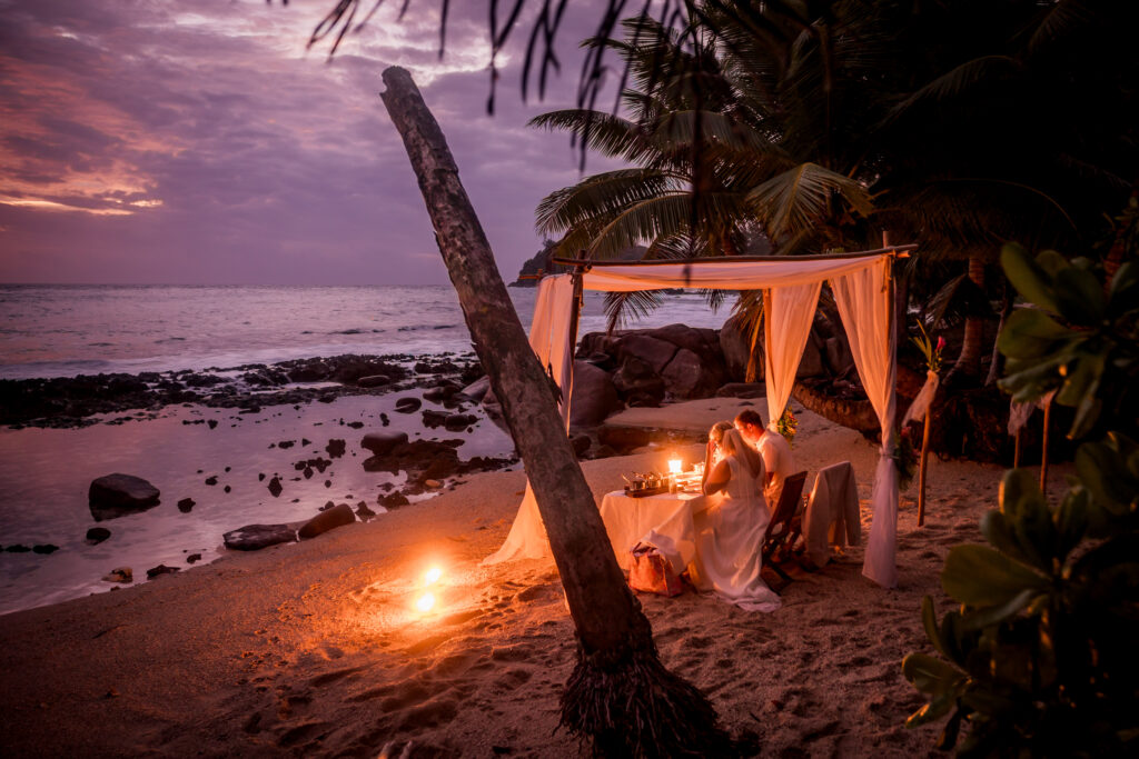 Hochzeitspaar beim Candle-Light-Dinner am Strand der Seychellen bei Sonnenuntergang – Hochzeitsfotograf Seychellen