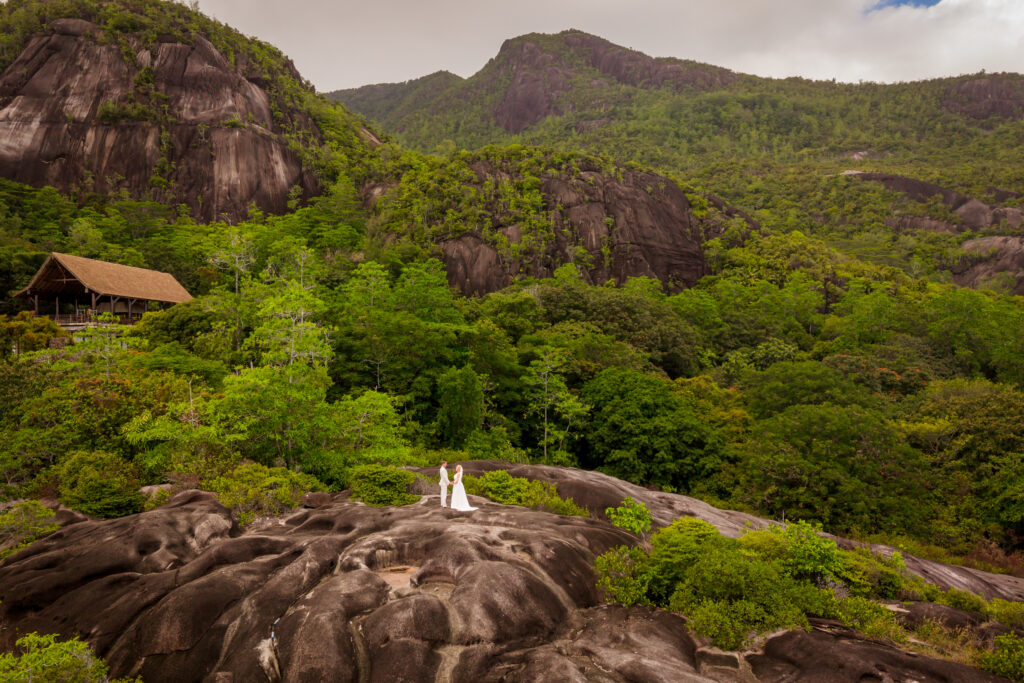 Brautpaar auf einem Granitplateau inmitten des Regenwalds auf den Seychellen – Hochzeit auf den Seychellen